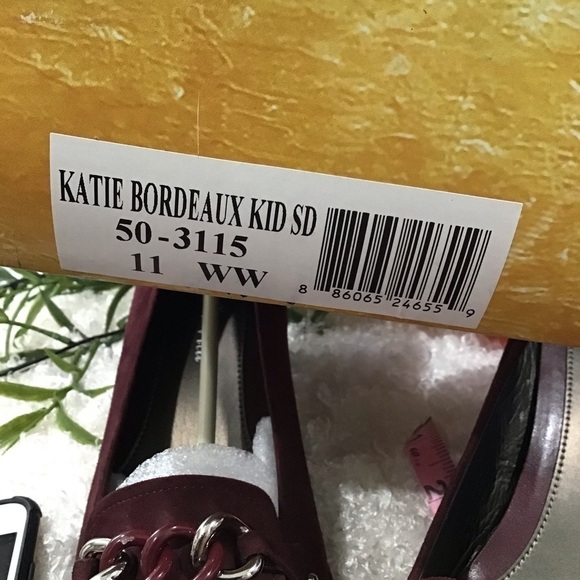 Merlot Suede Bella-Vita 3β Pump chain detail. 11WW - Picture 5 of 5